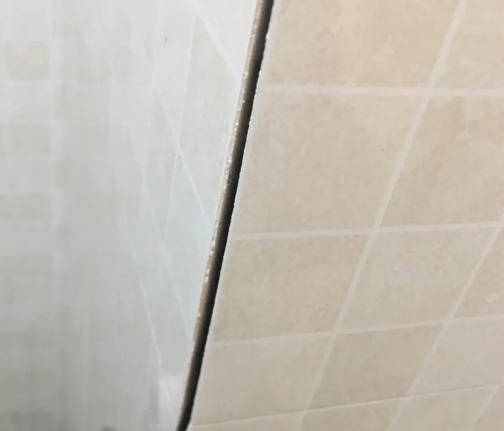 徐闻瓷砖空鼓维修公司分享阳台瓷砖脱落的修复过程可以分为以下几个步骤