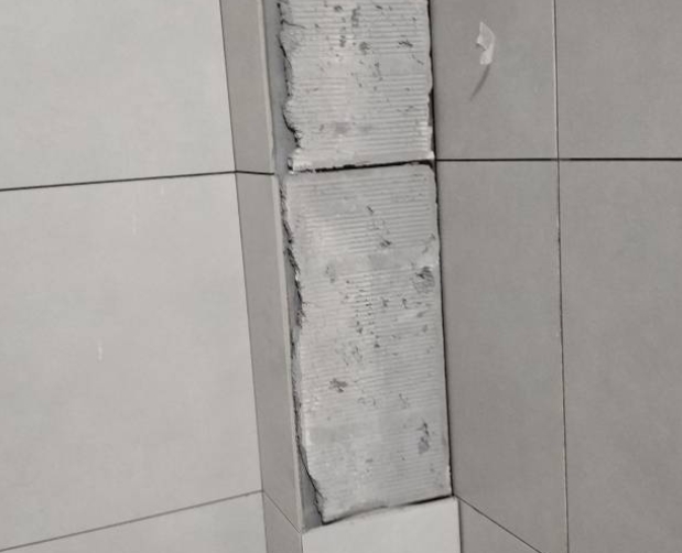 徐闻瓷砖空鼓维修公司分享下瓷砖施工前基层浇水润湿程度不足，可能导致以下问题